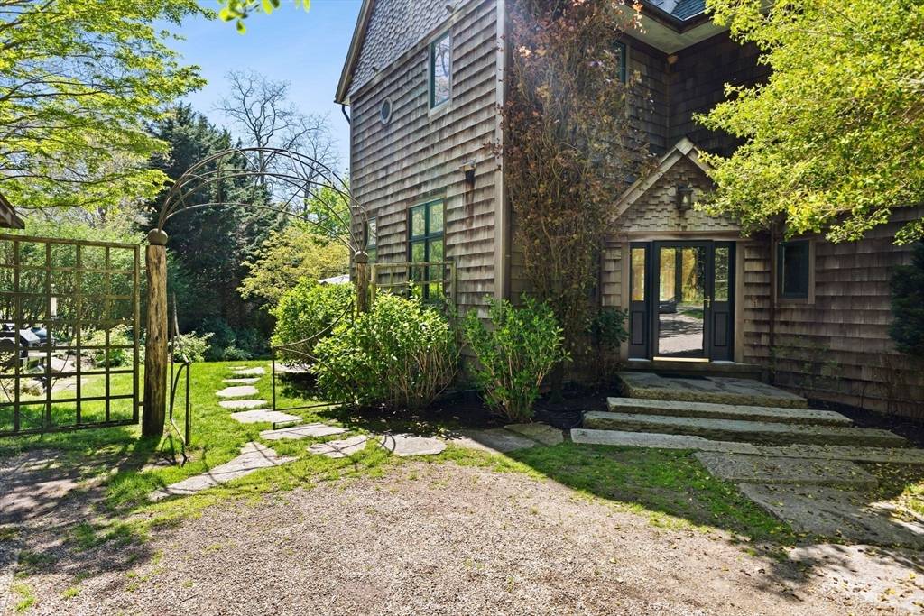 Falmouth, MA 02543,82 Harbor Hill Road