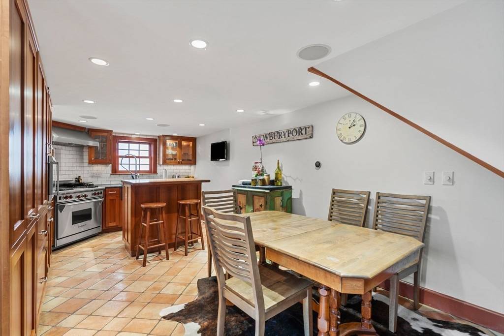 Newburyport, MA 01950,164 Water Street #164