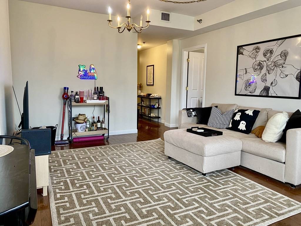 Boston, MA 02215,636 Beacon #303