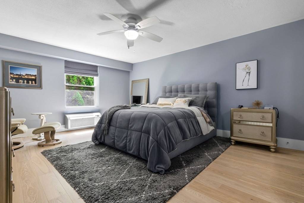 Swampscott, MA 01907,1 Loring Ave #212