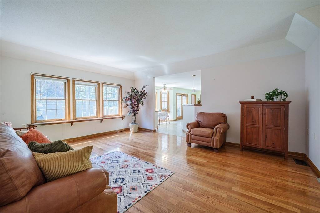 Southwick, MA 01077,9 Lauren Ln