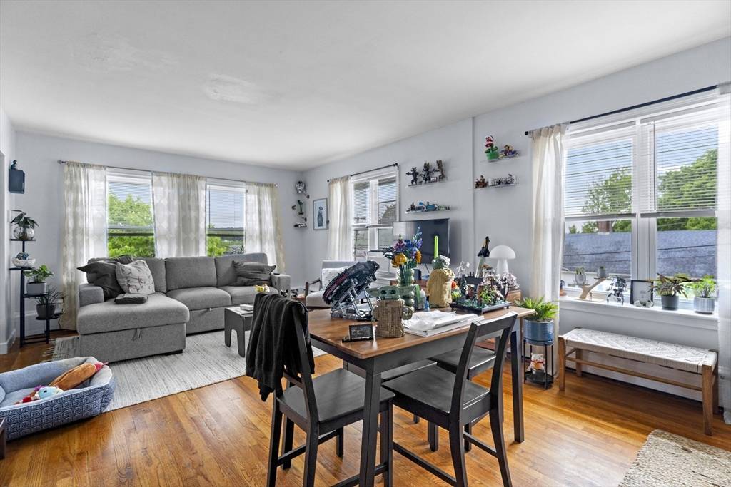 Webster, MA 01570,8 Lake St