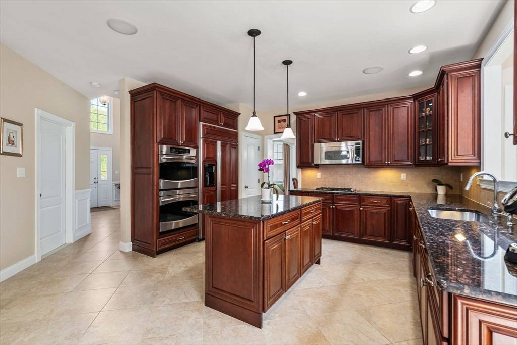 34 Hound Pack Cir Walpole, MA 02032
