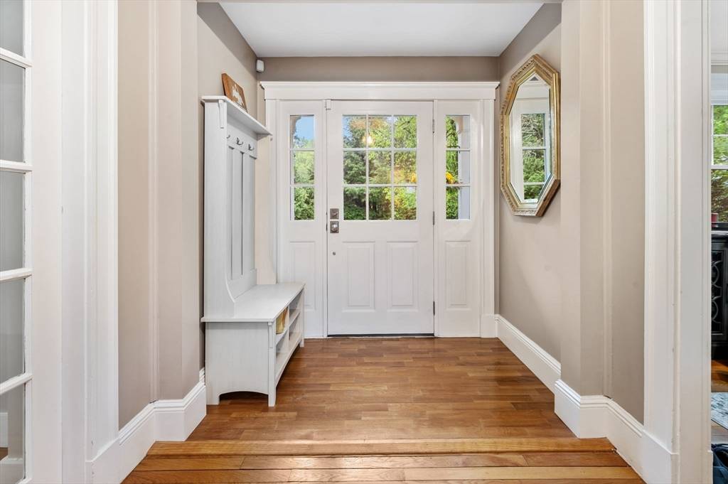 Concord, MA 01742,212 Hawthorne Lane