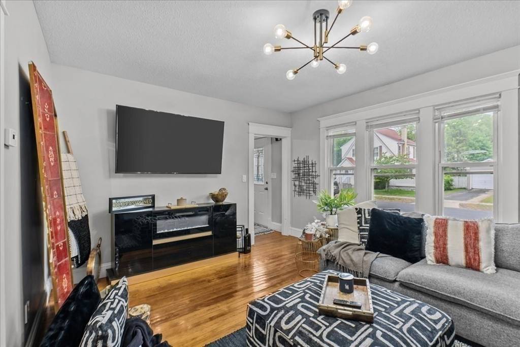 27 Oakland St West Springfield, MA 01089