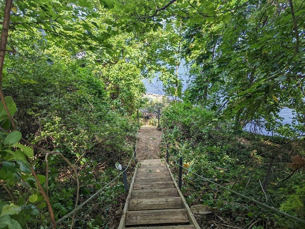 Barrington, RI 02806,351 County Rd