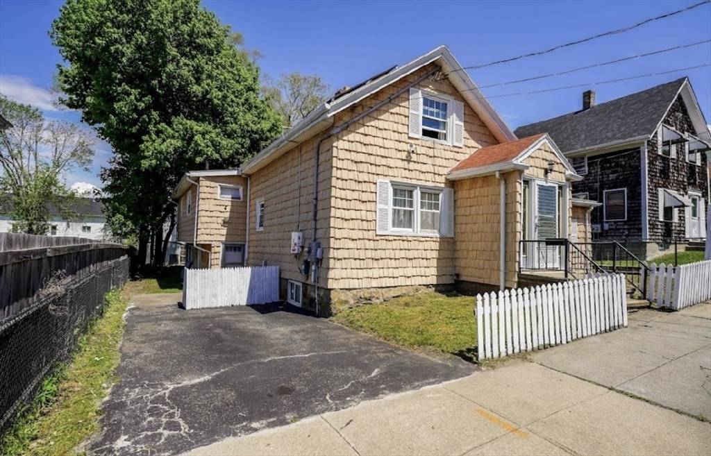 Fall River, MA 02724,686 Charles St