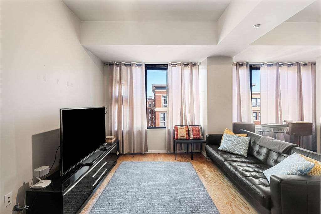 Boston, MA 02118,1313 Washington St #604