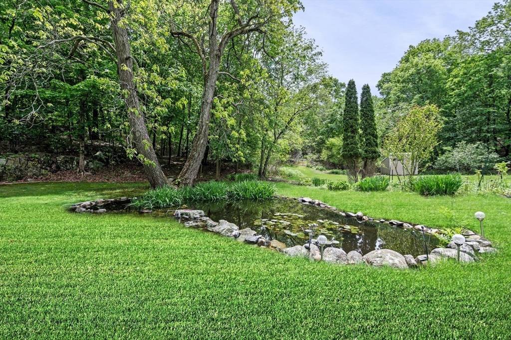 Stoneham, MA 02180,5 Emery Ct