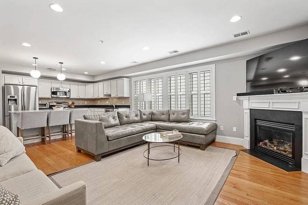 Boston, MA 02132,855 Lagrange Street #7