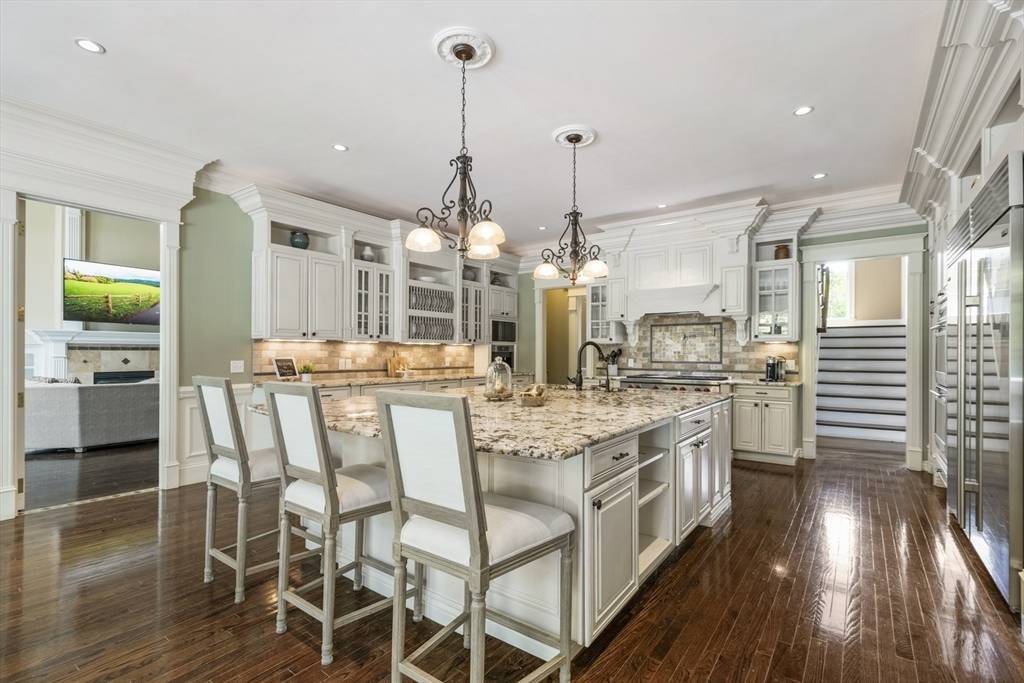 3 Newton Ln Medway, MA 02053