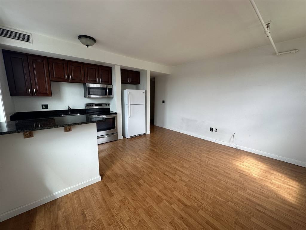 Natick, MA 01760,12 Walnut St #8