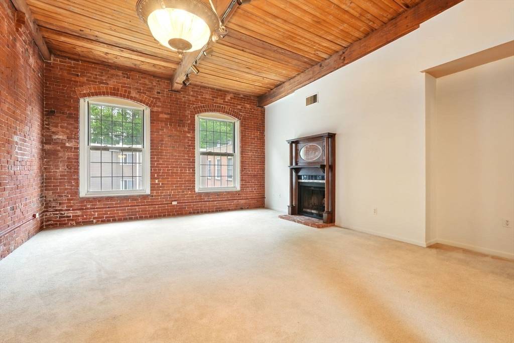 South Hadley, MA 01075,124 College St #20