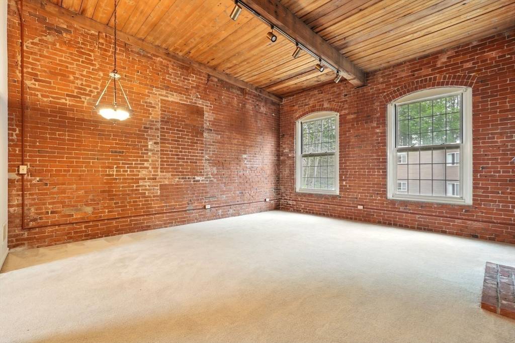 South Hadley, MA 01075,124 College St #20