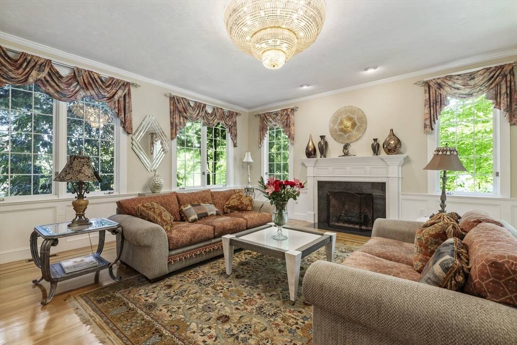 25 Ashkins Dr Mendon, MA 01756