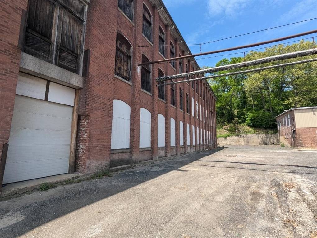 Woonsocket, RI 02895,292 E School St