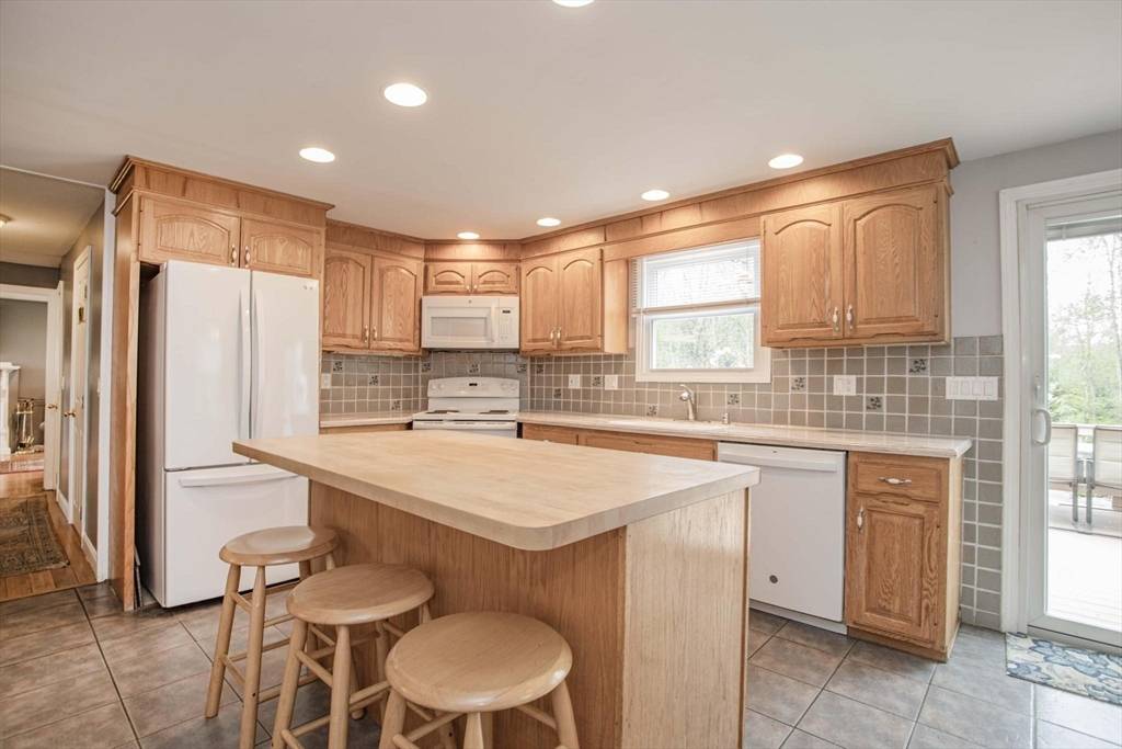Raynham, MA 02767,374 Forest St