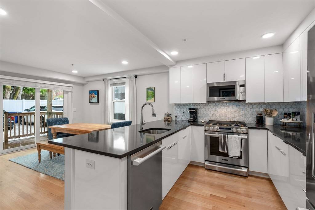 Brookline, MA 02445,11 Cameron St #1
