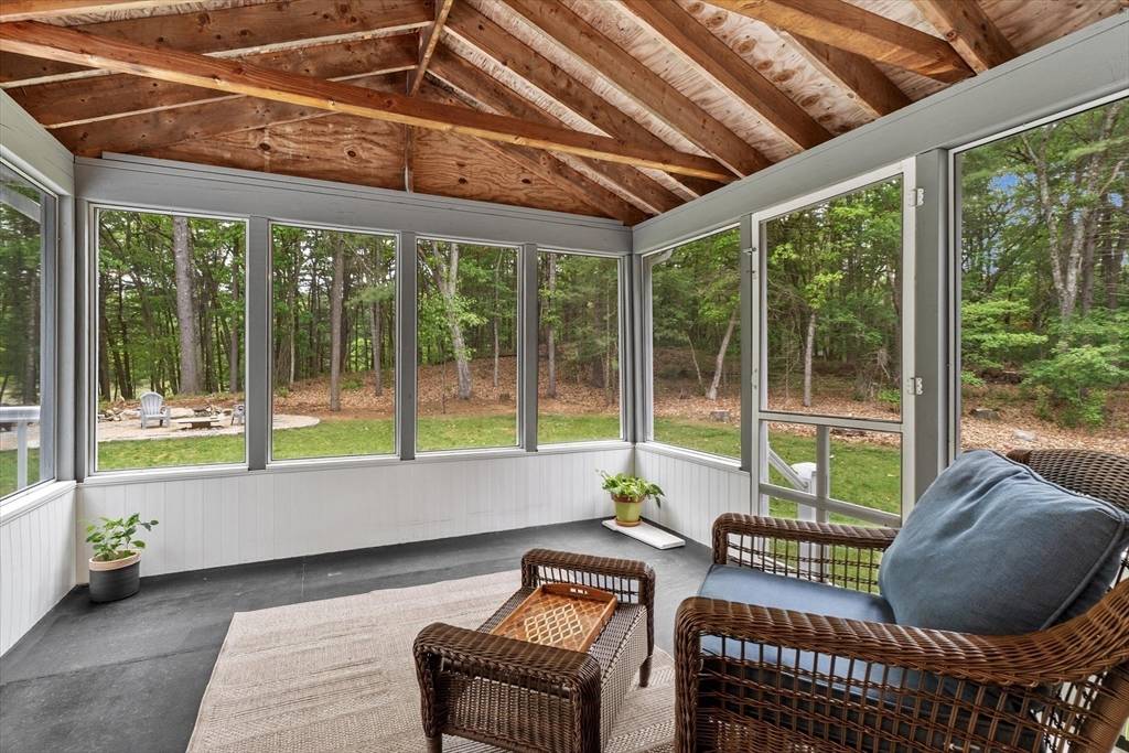 88 Carlton Ln North Andover, MA 01845