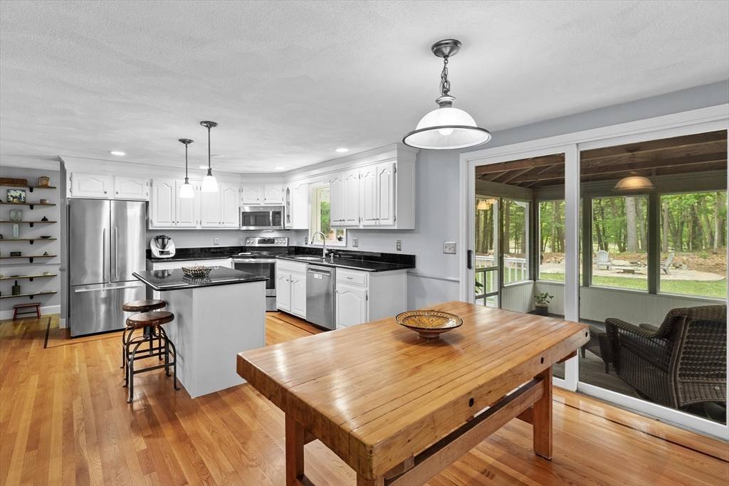 88 Carlton Ln North Andover, MA 01845