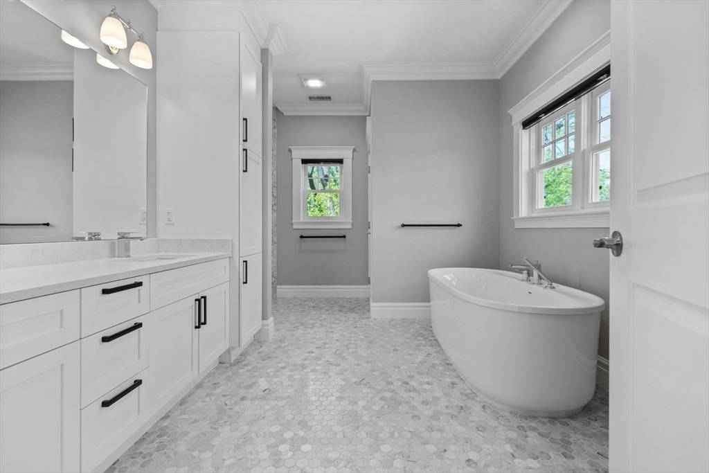 1 Farwell Cir Newton, MA 02460