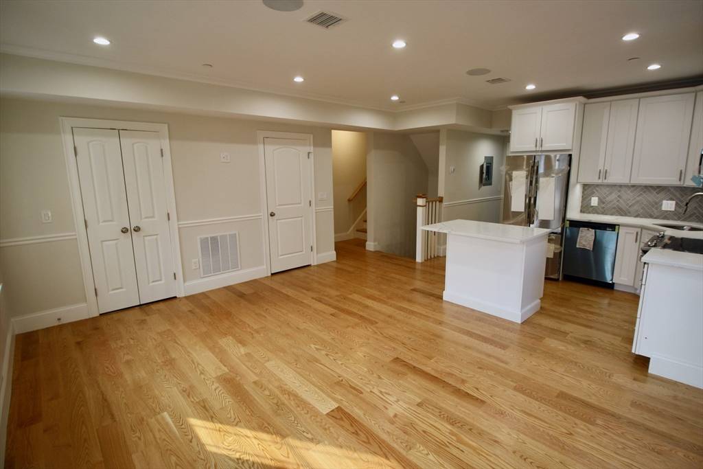 Boston, MA 02127,276 Athens St #PH