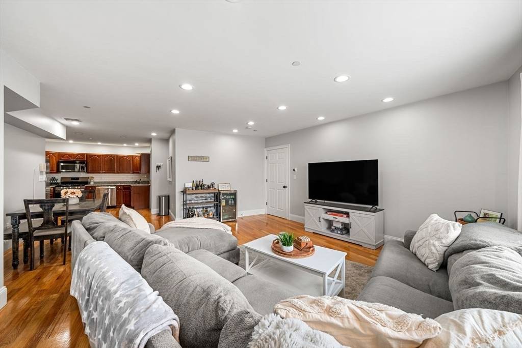 Boston, MA 02127,120 West 7th #101
