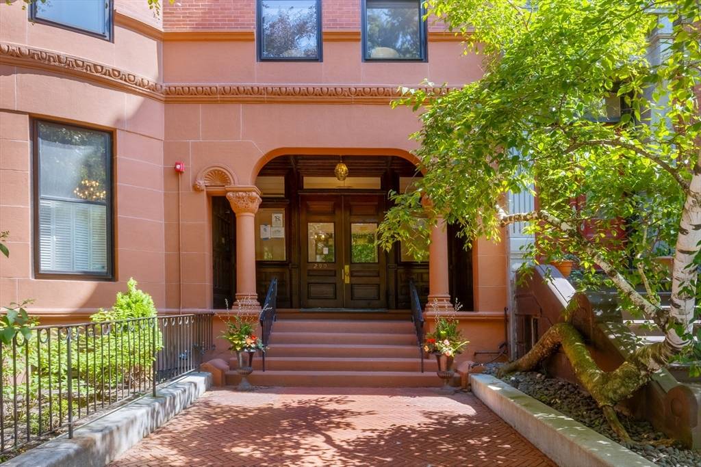 Boston, MA 02115,290 Commonwealth Ave #11