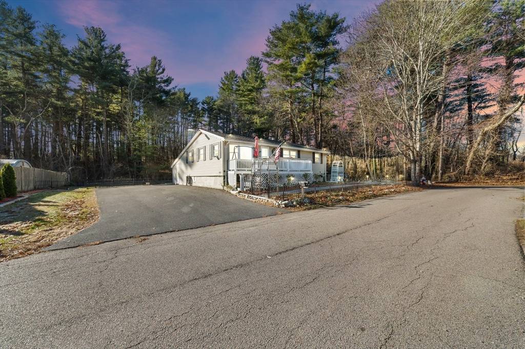 Holbrook, MA 02343,9 Willow Rd