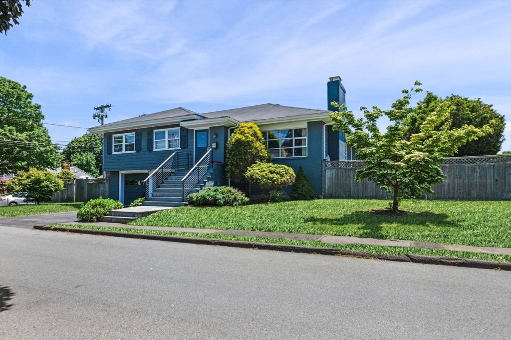 Marblehead, MA 01945,2 Arlyn Rd