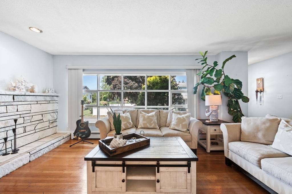 Marblehead, MA 01945,2 Arlyn Rd