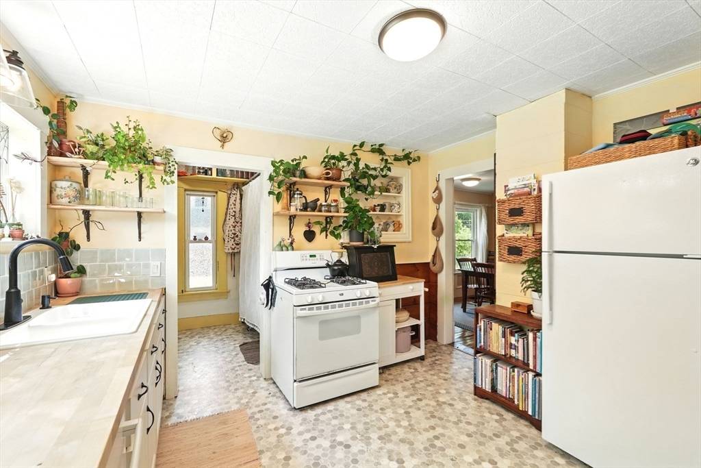 Greenfield, MA 01301,10 Walnut Street