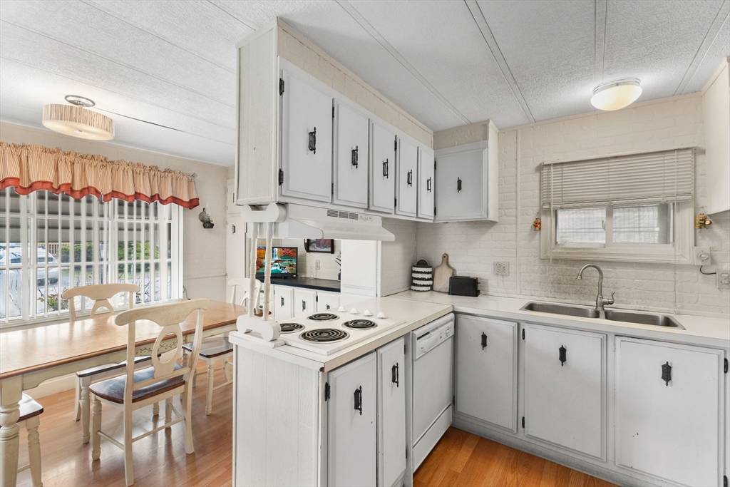 Plainville, MA 02762,18 Taunton St #40