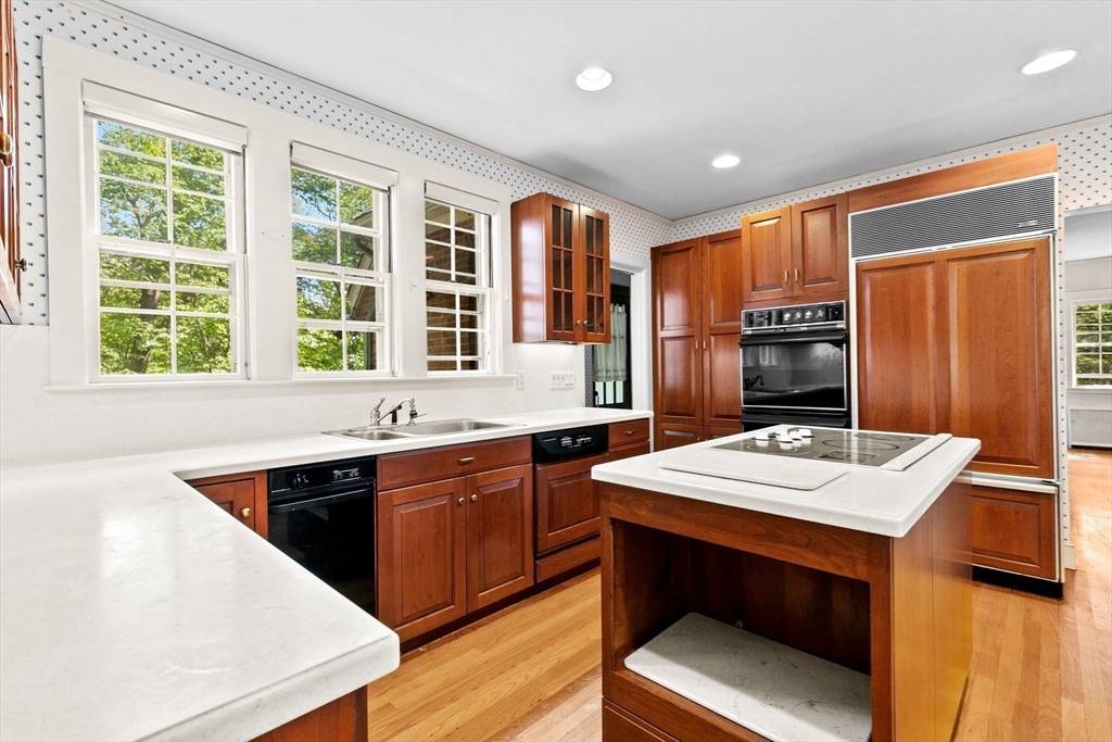 Wellesley, MA 02481,25 Hundreds Cir