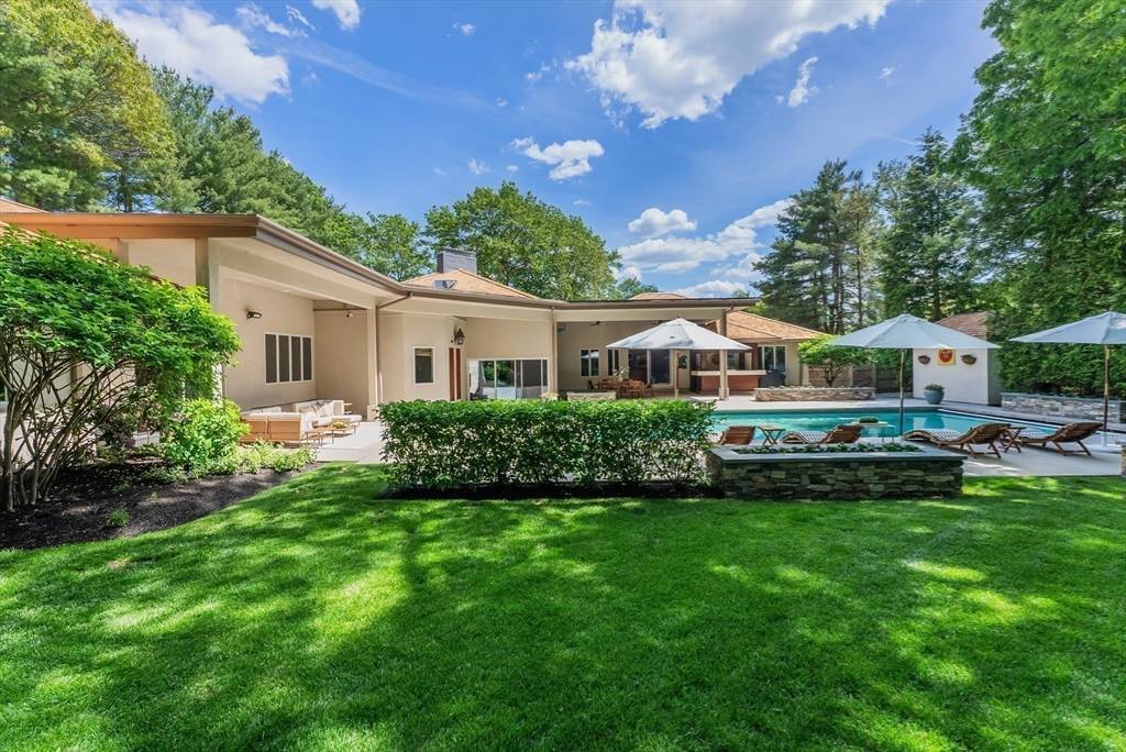 81 Countryside Ln Milton, MA 02186