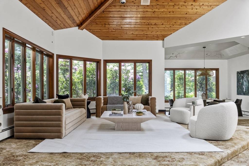81 Countryside Ln Milton, MA 02186