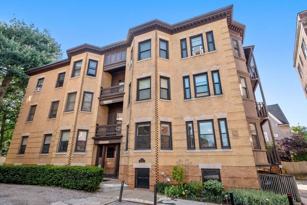 Brookline, MA 02446,17 Park Vale #2