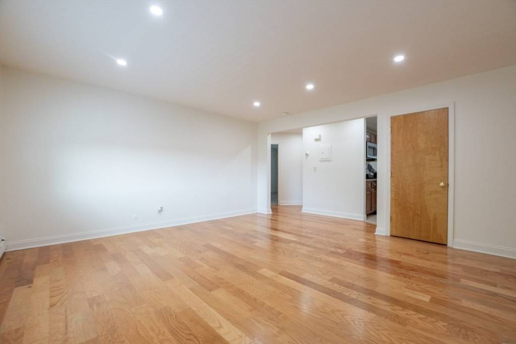 Waltham, MA 02453,146 Willow Street #33