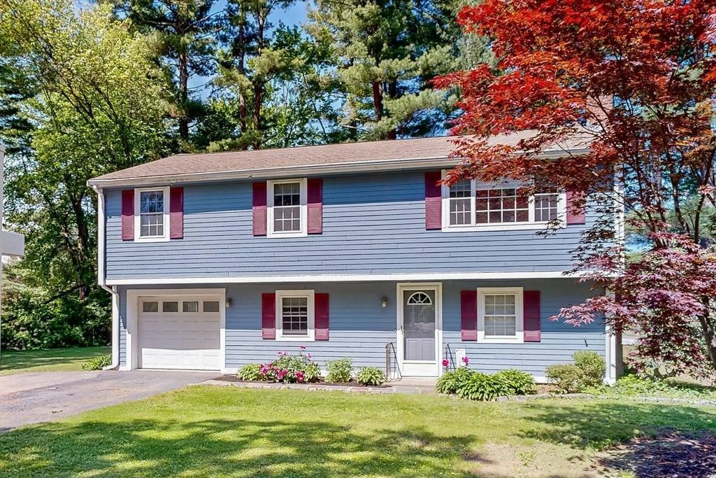 Medfield, MA 02052,124 Harding St