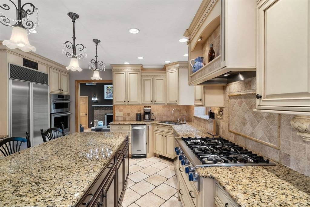 15 Wenlock Cir Easton, MA 02356
