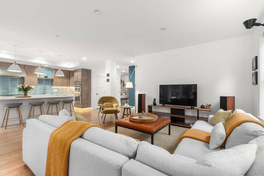 Newton, MA 02461,323 Lake Ave #323