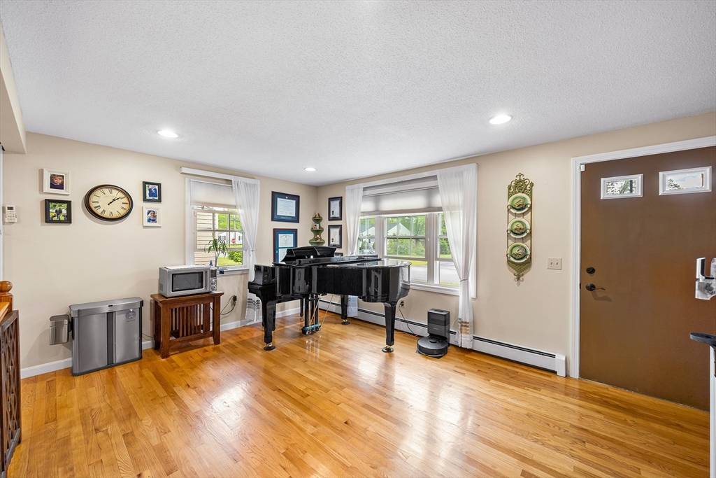 Oxford, MA 01540,17 Sherwood Dr