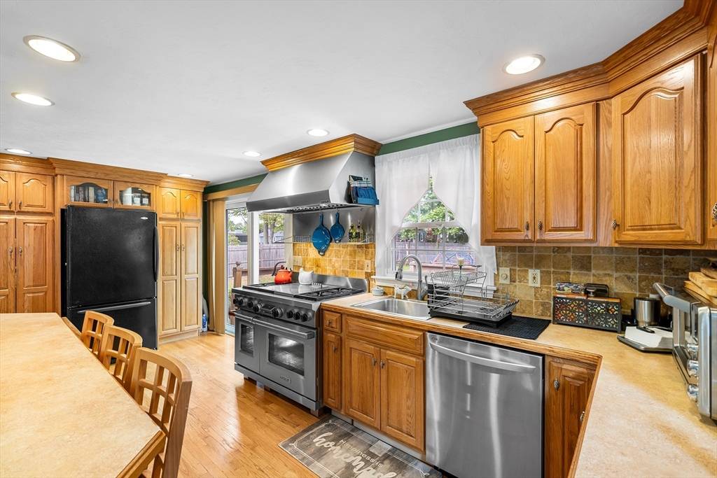 17 Sherwood Dr Oxford, MA 01540