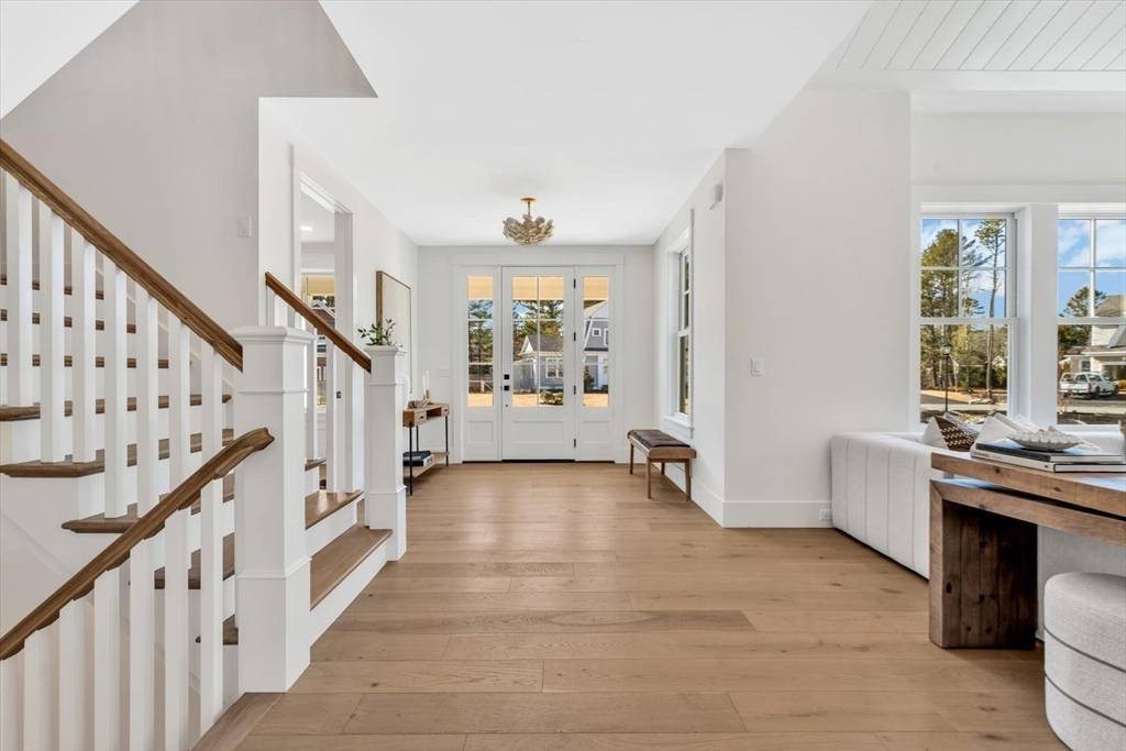 6 Willow Cir Mashpee, MA 02649