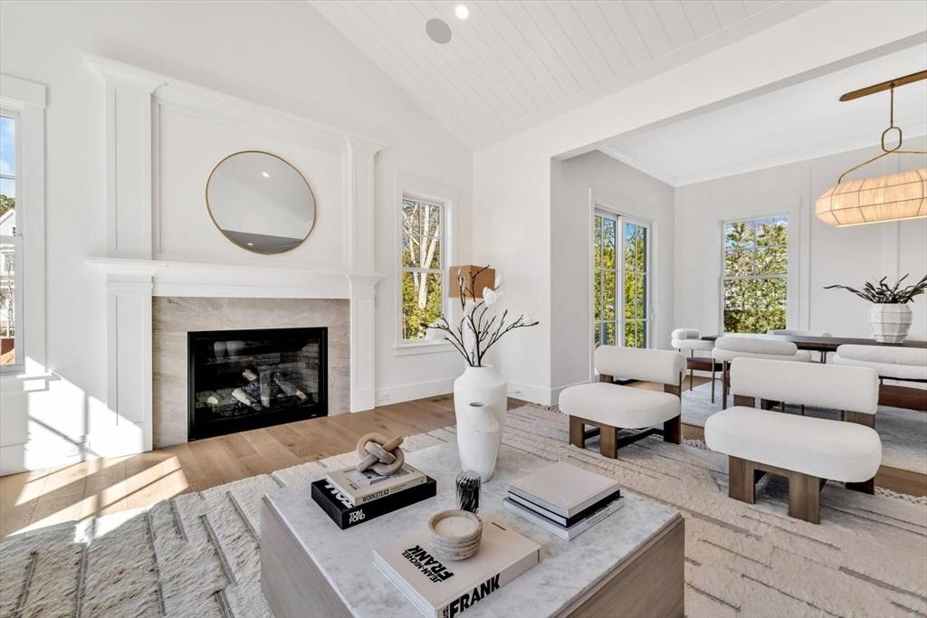 6 Willow Cir Mashpee, MA 02649