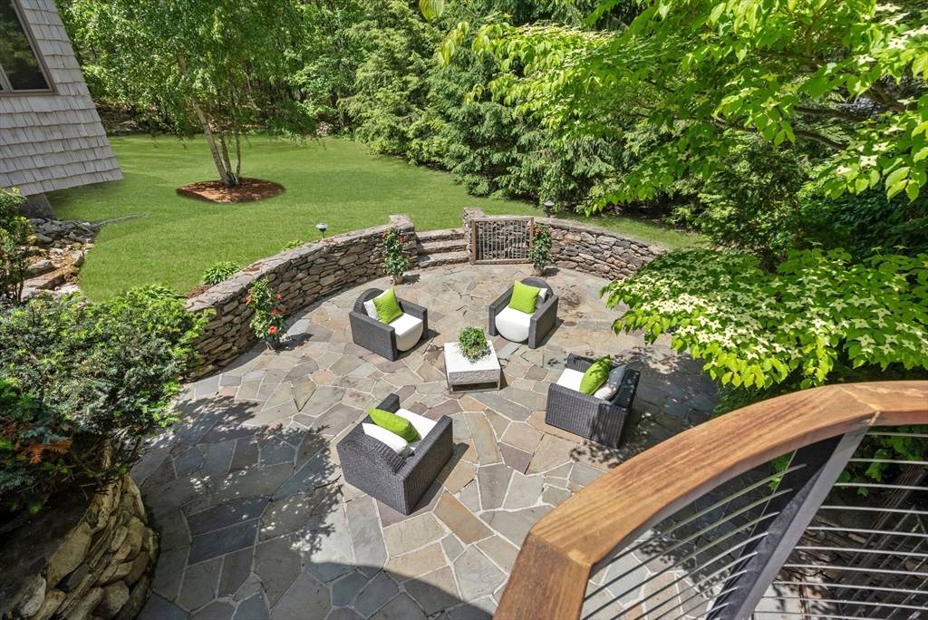 Weston, MA 02493,169 Hickory Rd