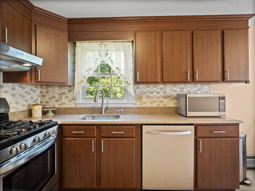 149 Freda Ln Lowell, MA 01854