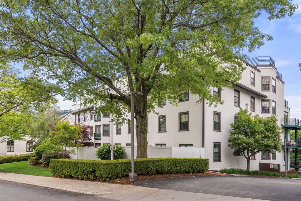 Brookline, MA 02446,227 Summit #W207