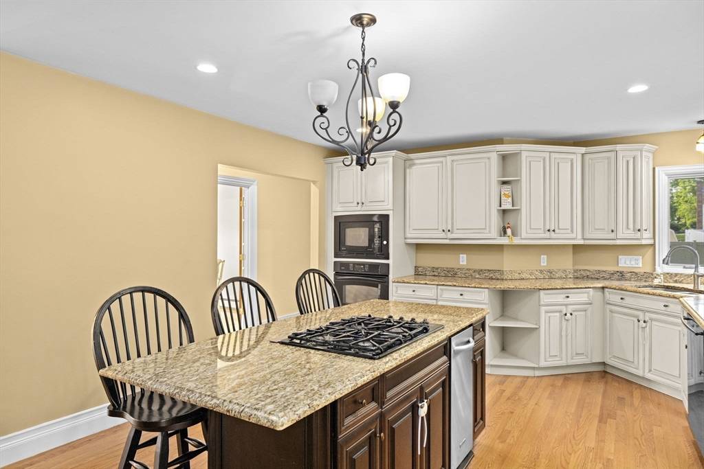 5 Mccue Circle Ln Abington, MA 02351