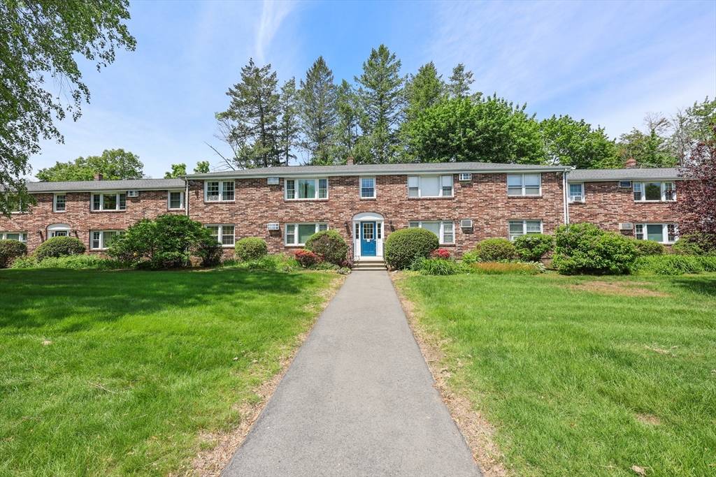 Haverhill, MA 01835,3 Myles Standish Dr #8